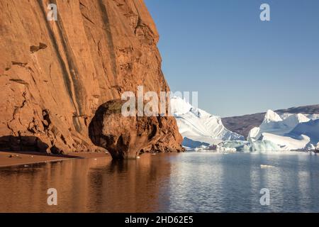 Felspilze und gestrandete Eisberge, Westseite von Rode O bei Milne Land, Scoresby Sund, Ostgrönland Stockfoto