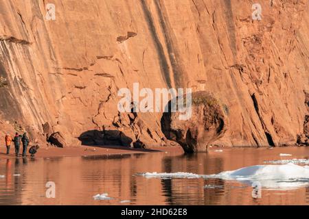 Pilzförmiger Felsen am Strand von Rode O, Rodefjord, Scoresby Sund, Ostgrönland Stockfoto