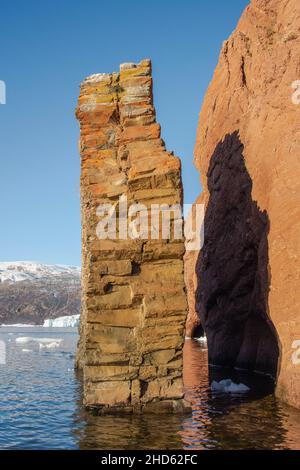 Basaltischer Deich mit säulenförmiger Struktur, Rode O, Rodefjord, Scoresby Sund, Grönland Stockfoto