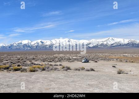 Die Spencer Hot Springs in der Nähe von Austin, Nevada, liegen an der Seite eines spektakulären Tals, umgeben von BLM-Land und mit Blick auf die Toiyabe Mountains. Stockfoto