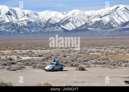 Die Spencer Hot Springs in der Nähe von Austin, Nevada, liegen an der Seite eines spektakulären Tals, umgeben von BLM-Land und mit Blick auf die Toiyabe Mountains. Stockfoto