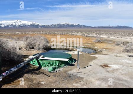 Die Spencer Hot Springs in der Nähe von Austin, Nevada, liegen an der Seite eines spektakulären Tals, umgeben von BLM-Land und mit Blick auf die Toiyabe Mountains. Stockfoto