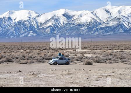 Die Spencer Hot Springs in der Nähe von Austin, Nevada, liegen an der Seite eines spektakulären Tals, umgeben von BLM-Land und mit Blick auf die Toiyabe Mountains. Stockfoto