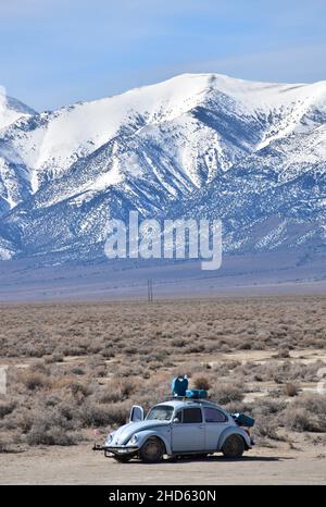 Die Spencer Hot Springs in der Nähe von Austin, Nevada, liegen an der Seite eines spektakulären Tals, umgeben von BLM-Land und mit Blick auf die Toiyabe Mountains. Stockfoto