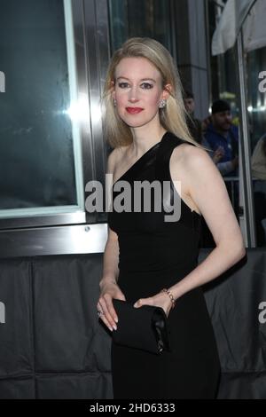 **DATEI FOTO** Theranos Gründerin, Elizabeth Smart, für schuldig befunden in 4 von 11 Bundesanklagen. NEW YORK, NY - 21. APRIL: Elizabeth Holmes bei der 2015 Time 100 Gala in der Frederick P. Rose Hall, Jazz im Lincoln Center am 21. April 2015 in New York City. Quelle: Diego Corredor/MediaPunch Stockfoto