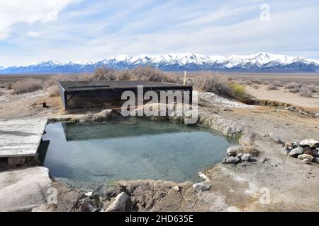 Die Spencer Hot Springs in der Nähe von Austin, Nevada, liegen an der Seite eines spektakulären Tals, umgeben von BLM-Land und mit Blick auf die Toiyabe Mountains. Stockfoto