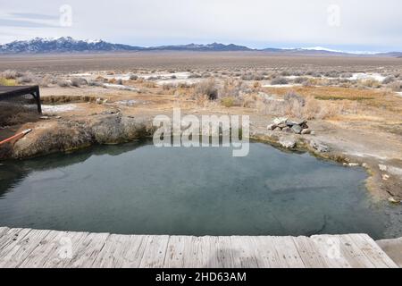 Die Spencer Hot Springs in der Nähe von Austin, Nevada, liegen an der Seite eines spektakulären Tals, umgeben von BLM-Land und mit Blick auf die Toiyabe Mountains. Stockfoto