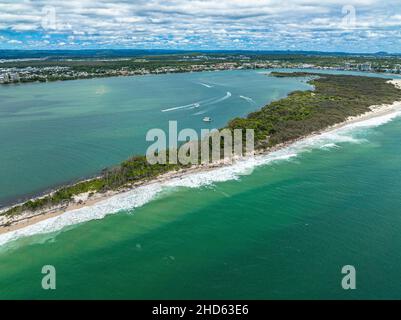 Die Pumicestone Passage, gegenüber von Caloundra. Luftaufnahme am sonnigen Sommertag. Sunshine Coast, Queensland, Australien. Stockfoto