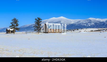 Panorama der alten Holzscheune und Hütte unter dem Mount Baldy im Winter in der Nähe von townsend, montana Stockfoto