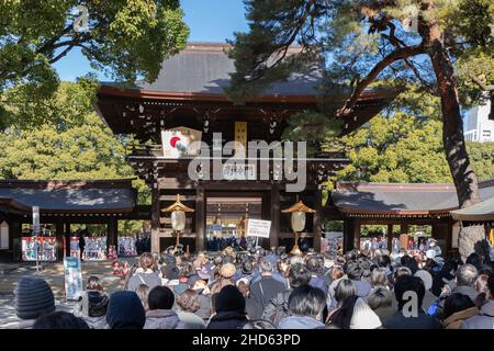 Tokio, Japan. 03rd Januar 2022. Gläubigern werden während der Hatsum?de im Meiji Jingu-Schrein in Shibuya beigesetzt. Hatsum?de ist die japanische Tradition, zum ersten Mal im neuen Jahr einen Schrein oder Tempel zu besuchen. Bei dieser Gelegenheit beten die Menschen für Glück und Gesundheit im kommenden Jahr. (Foto: Stanislav Kogiku/SOPA Images/Sipa USA) Quelle: SIPA USA/Alamy Live News Stockfoto