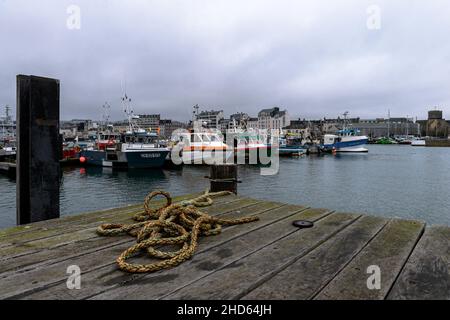 Eine Gesamtansicht des handwerklichen Fischerhafens von Cherbourg mit der Stadt im Hintergrund. Die Fischereiindustrie im Hafen von Cherbourg (Manche) bereitet sich auf das erste Jahr der Fischereisaison nach dem Brexit vor. 40 % der fischenden Mengen stammen aus den britischen Gewässern von Jersey und Guernsey, für die die Fischer Lizenzen erhalten haben. Stockfoto