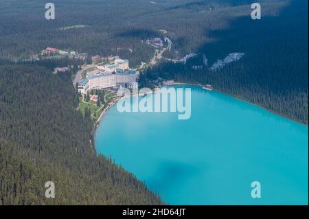 Fantastische Luftaufnahme des fairmont Chateau Lake Louise, Banff National Park, Alberta, Kanada. Stockfoto