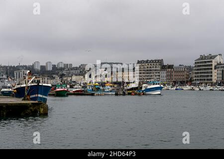 Cherbourg En Cotentin, Frankreich. 24th Dez 2021. Eine Gesamtansicht des handwerklichen Fischerhafens von Cherbourg mit der Stadt im Hintergrund. Die Fischereiindustrie im Hafen von Cherbourg (Manche) bereitet sich auf das erste Jahr der Fischereisaison nach dem Brexit vor. 40 % der fischenden Mengen stammen aus den britischen Gewässern von Jersey und Guernsey, für die die Fischer Lizenzen erhalten haben. (Foto: Laurent Coust/SOPA Images/Sipa USA) Quelle: SIPA USA/Alamy Live News Stockfoto