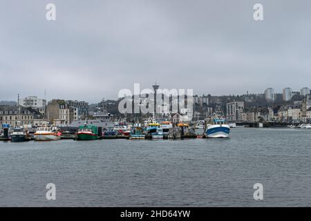 Cherbourg-en-Cotentin, Normandie, Frankreich. 24th Dez 2021. Ein Überblick über den handwerklichen Fischereihafen von Cherbourg mit der Stadt im Hintergrund.die Fischereiindustrie im Hafen von Cherbourg (Manche) bereitet sich auf das erste Jahr der nach dem Brexit auslaufenden Fangsaison vor. 40 % der fischenden Mengen stammen aus den britischen Gewässern von Jersey und Guernsey, für die die Fischer Lizenzen erhalten haben. (Bild: © Laurent Coust/SOPA Images via ZUMA Press Wire) Stockfoto