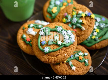 Leckere hausgemachte Kekse aus der Nähe, Stapel von verschiedenen Keks verziert Zucker Glasur auf dem Teller. Verschiedene Dessertspeisen, leckeres Essen für die Party. Sortiert Stockfoto