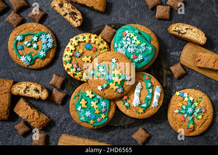 Leckere hausgemachte Kekse, flach legen. Stapel von verschiedenen Biskuit verziert Zucker Glasur. Blick von oben auf verschiedene Dessertgerichte, leckeres Essen für die Party. Asso Stockfoto