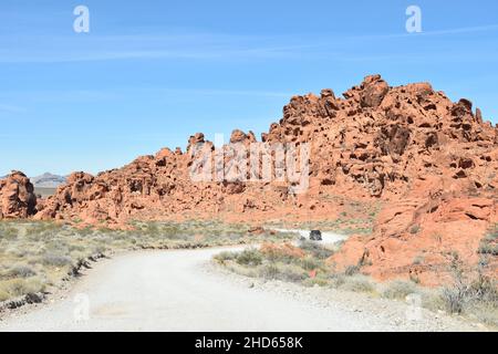 Ein Touristenfahrzeug auf einer unversiegelten Straße im Valley of Fire State Park, Nevada, USA. Stockfoto