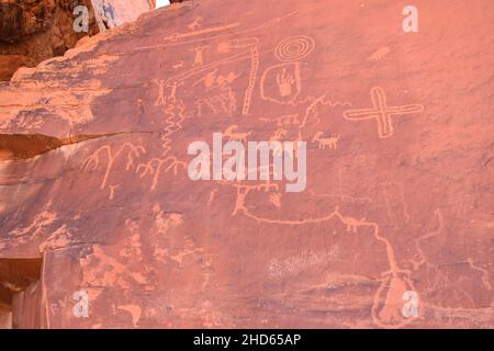 Alte, 2.000 Jahre alte Felszeichnungen auf dem Petroglyph Canyon Trail im Valley of Fire State Park, Nevada, USA. Stockfoto