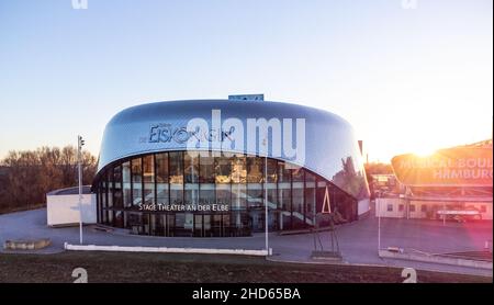 Stage Musical Theater Hamburg zeigt Frozen - in deutscher Sprache die Eiskönigin - Hamburger Hafen - STADT HAMBURG, DEUTSCHLAND - 21. DEZEMBER 2021 Stockfoto