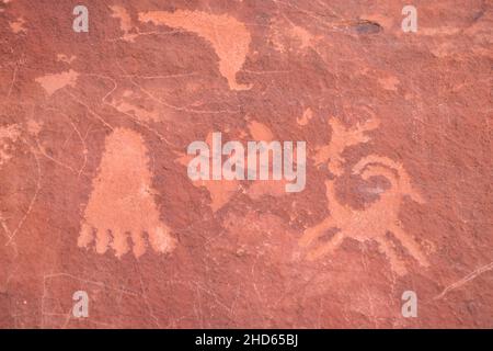 Alte, 2.000 Jahre alte Felszeichnungen auf dem Petroglyph Canyon Trail im Valley of Fire State Park, Nevada, USA. Stockfoto