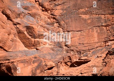 Alte, 2.000 Jahre alte Felszeichnungen auf dem Petroglyph Canyon Trail im Valley of Fire State Park, Nevada, USA. Stockfoto