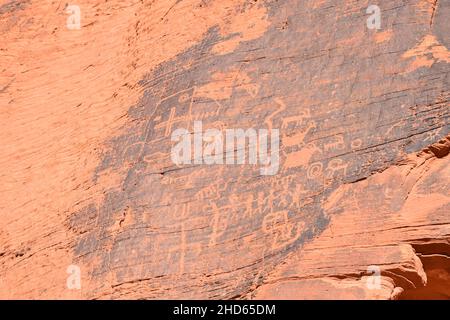 Alte, 2.000 Jahre alte Felszeichnungen auf dem Petroglyph Canyon Trail im Valley of Fire State Park, Nevada, USA. Stockfoto