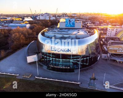 Stage Musical Theater Hamburg zeigt Frozen - in deutscher Sprache die Eiskönigin - Hamburger Hafen - STADT HAMBURG, DEUTSCHLAND - 21. DEZEMBER 2021 Stockfoto