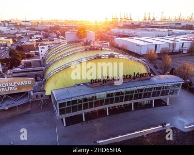 Hamburgisches Musical Theater am Hafen zeigt den König der Löwen - Bühnentheater - STADT HAMBURG, DEUTSCHLAND - 21. DEZEMBER 2021 Stockfoto