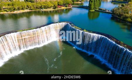 KUNMING, CHINA - 7. NOVEMBER 2021 - ein Luftfoto vom 7. November 2021 zeigt den größten künstlichen Wasserfall Asiens im Kunming Waterfall Park Stockfoto