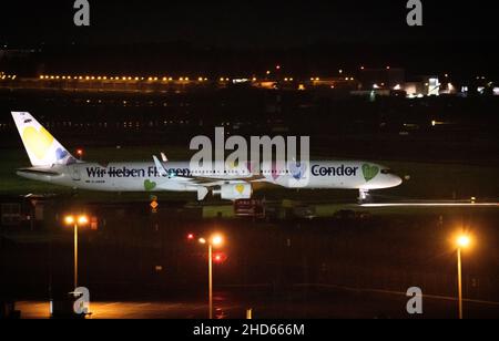 Hamburg, Deutschland. 03rd Januar 2022. Eine Boeing 757-300 der Airline Condor mit zurückkehrenden Passagieren des Kreuzfahrtschiffs „Aida Nova“ an Bord taxi kurz nach der Landung auf den Parkplatz am Hamburg Airport. Die Reederei Aida Cruises hatte beschlossen, die Reise der 'Aida Nova' in Lissabon nach den Fällen einer Infektion mit Covid-19 unter der Besatzung abzubrechen. Quelle: Jonas Walzberg/dpa/Alamy Live News Stockfoto