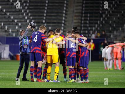 Carson, Kalifornien, USA. 18th Dez 2021. Das Team der Vereinigten Staaten tadelt vor dem internationalen Freundschaftswettlauf zwischen den Vereinigten Staaten und Bosnien und Herzegowina im Dignity Health Sports Park in Carson, Kalifornien. Charles Baus/CSM/Alamy Live News Stockfoto