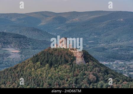 Schloss Trifels im Pfälzer Wald auf einem Bergrücken Stockfoto