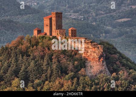 Nahsicht vonSchloss Trifels im Pfälzer Wald, das auf einem Bergrücken liegt, wird von der Abendsonne beleuchtet Stockfoto