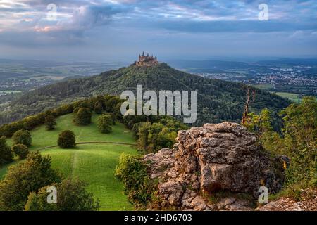 Burg Hohenzollern von einem Ort namens Zeller Horn aus gesehen Stockfoto