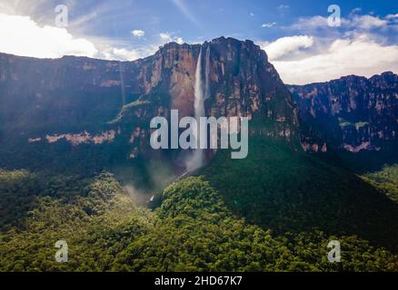 Landschaftlich reizvolle Luftaufnahme des Angel Fall weltweit höchsten Wasserfalls in Venezuela Stockfoto