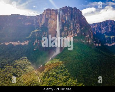 Landschaftlich reizvolle Luftaufnahme des Angel Fall weltweit höchsten Wasserfalls in Venezuela Stockfoto