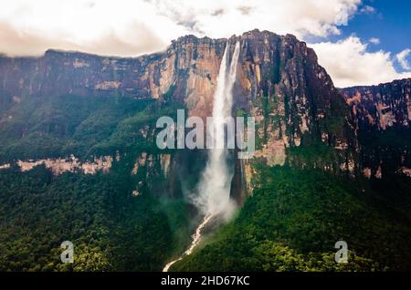 Landschaftlich reizvolle Luftaufnahme des Angel Fall weltweit höchsten Wasserfalls in Venezuela Stockfoto