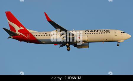 Qantas Boeing 737-800 landet auf dem Flughafen Adelaide (YPAD). Stockfoto