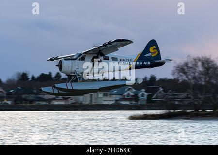 Richmond, British Columbia, Kanada. 11th Dez 2021. Ein Saltspring Air (Muttergesellschaft Harbour Air Group) de Havilland Canada DHC-2 Beaver Floatplane (C-FAXI) kommt an den Vancouver International Water Airport, der sich am Fraser River, neben dem South Terminal des Vancouver International Airport, befindet. (Bild: © Bayne Stanley/ZUMA Press Wire) Stockfoto