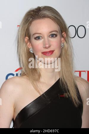 Elizabeth Holmes nimmt an der jährlichen TIME 100 Gala 12th Teil, um die 100 einflussreichsten Menschen DER WELT von TIME am 21. April 2015 in der Frederick P. Rose Hall, der Heimat des Jazz im Lincoln Center in New York City, zu feiern. Foto: Henry McGee/MediaPunch Stockfoto