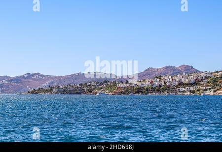 Blaues Meer, das in der Sonne funkelt. Schöne Küste mit Inseln, Bergen und Yachten. Sommerferien Konzept Stockfoto