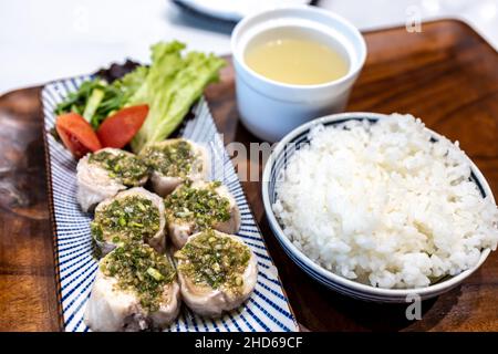 Beliebte taiwanesische Küche kaltes Huhn mit Reis und Suppe im Restaurant Stockfoto