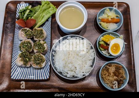 Beliebte taiwanesische Küche kaltes Huhn mit Reis und Suppe im Restaurant Stockfoto