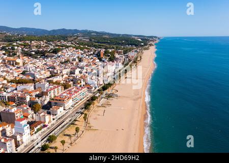 Blick von der Drohne auf Canet de Mar in Spanien Stockfoto