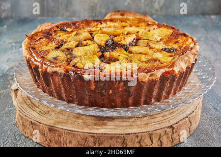 Wintertorte mit Aprikosen, Pflaumen, Bananen und Ananas. Französische Gourmetküche Stockfoto