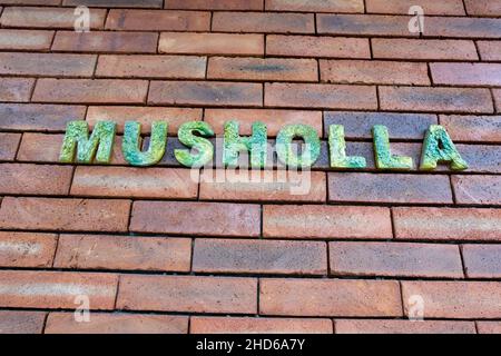 Eine Wand mit Schild 'Mushla', Gebetsraum für muslime Stockfoto