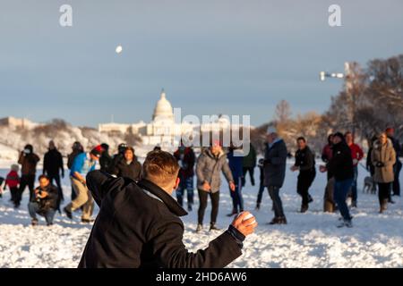 Washington, DC, USA, 3. Januar 2022. Im Bild: Ein Mann bereitet sich darauf vor, während einer großen Schneeballschlacht in der National Mall einen Schneeball zu werfen, nachdem ein unerwarteter Schneesturm etwa 8 cm auf Schnee in Washington, DC, geworfen wurde. Der Kampf wurde von der DC Snowball Fight Association angekündigt. Kredit: Allison Bailey / Alamy Live Nachrichten Stockfoto