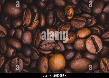 Geröstete Kaffeebohnen im Vollformat Hintergrund Nahaufnahme Makro dunkelbraun Stockfoto