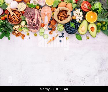 Ketogene Low Carbs Diät-Konzept. Zutaten für die Auswahl gesunder Lebensmittel auf weißem Beton eingerichtet. Stockfoto