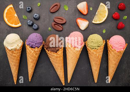 Flach Eistüten Sammlung auf dunklem Stein Hintergrund. Leere knusprige Eiswaffel mit Kopie Raum für Süßigkeiten Menü Design. Stockfoto